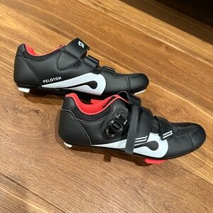 PELETON Men’s Cycling Shoes in Size 44 (10.5). In BRAND NEW Condition.